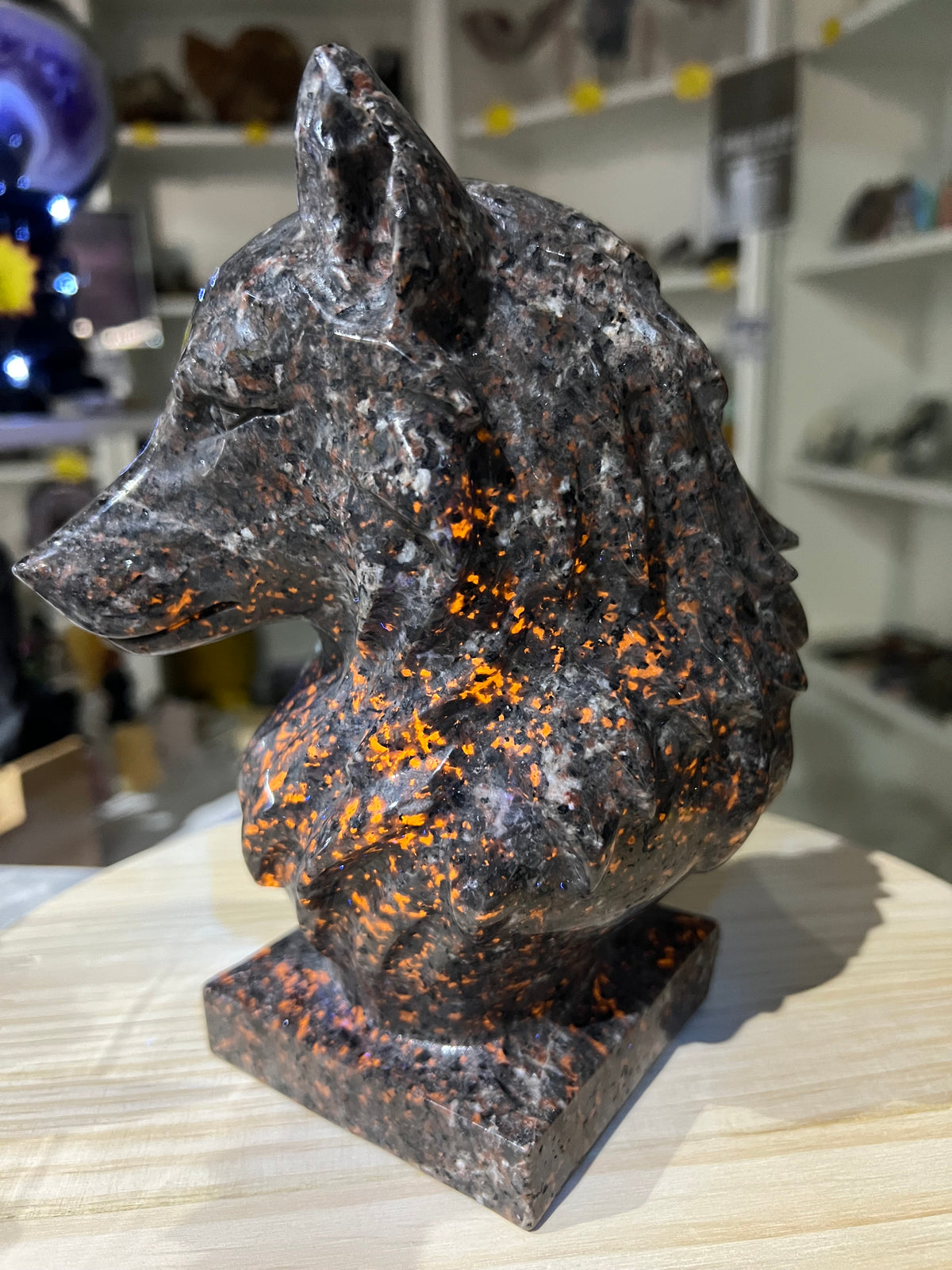 Huge Yooperlite Wolf Head (UV Reactive)